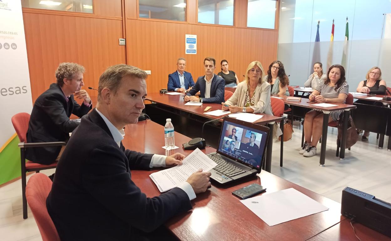 El delegado de Empleo, en una imagen de archivo de un actividad con Asempal. 