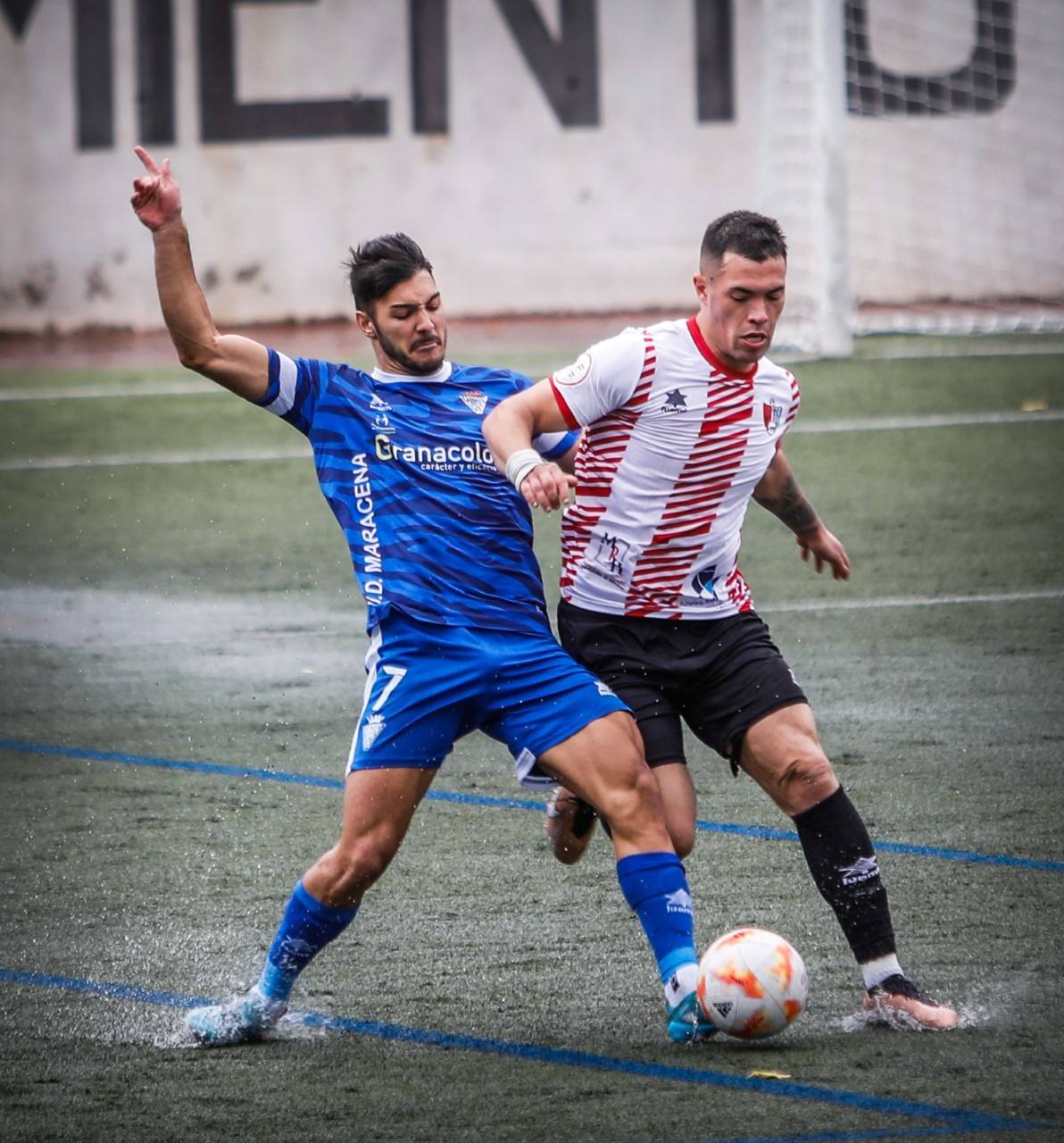 El maracenero David intenta controlar ante la presión de un rival. 