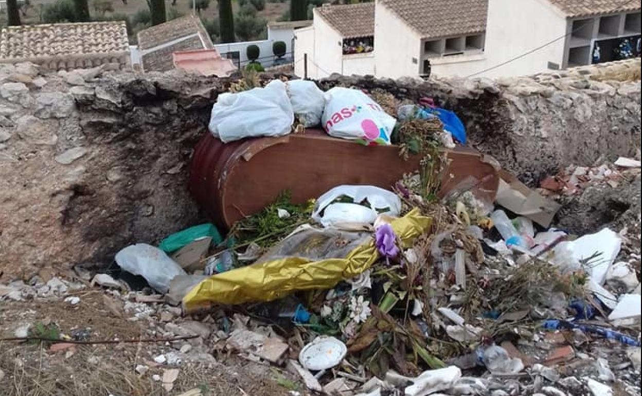 Encuentran un ataud entre basuras en la trasera del cementerio de Vélez-Rubio