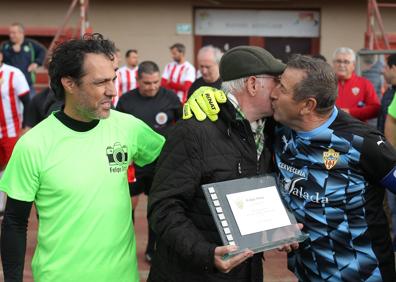 Imagen secundaria 1 - Arriba, María del Mar Vázquez, alcadesa de Almería, comunica la concesión del Escudo de Oro de Almería a Felipe Ortiz. Abajo, a la izquierda, Gualda entrega una plaza en presencia de Ortiz Bernal, y a la derecha Juanjo Moreno reconoce la labor de Felipe. 