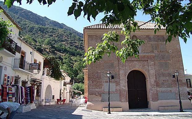 Imagen principal - Iglesia de la Santa Cruz de Pampaneira vista desde el exterior. Actuación en 2018 del Festival Sulayr en el interior del templo. El hasta ahora párroco, don Alfonso.
