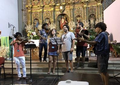 Imagen secundaria 1 - Iglesia de la Santa Cruz de Pampaneira vista desde el exterior. Actuación en 2018 del Festival Sulayr en el interior del templo. El hasta ahora párroco, don Alfonso.