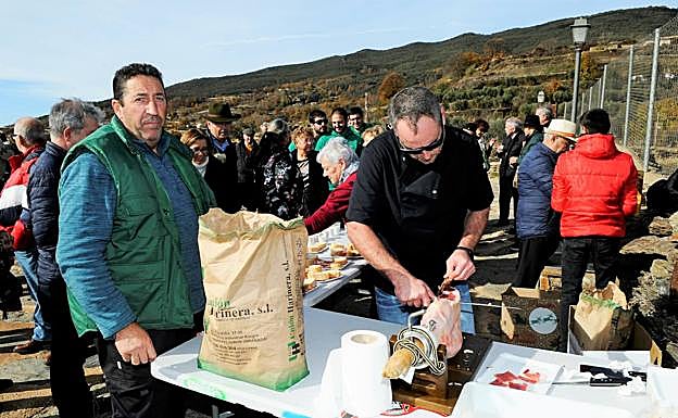 Imagen principal - Centenares de personas celebran en Pórtugos la I Fiesta de la Matanza y Recuperación de Tradiciones