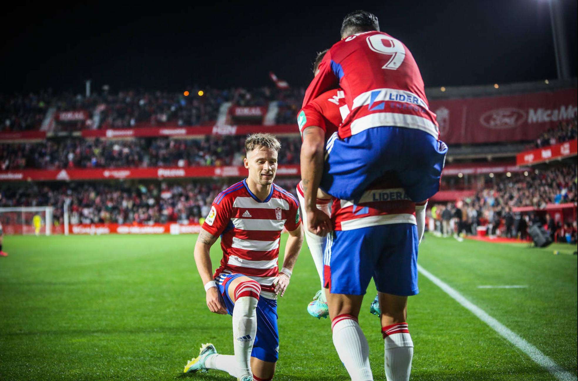 Petrovic se arrodilla ante Uzuni para 'limpiarle' la bota tras su gol al Burgos.