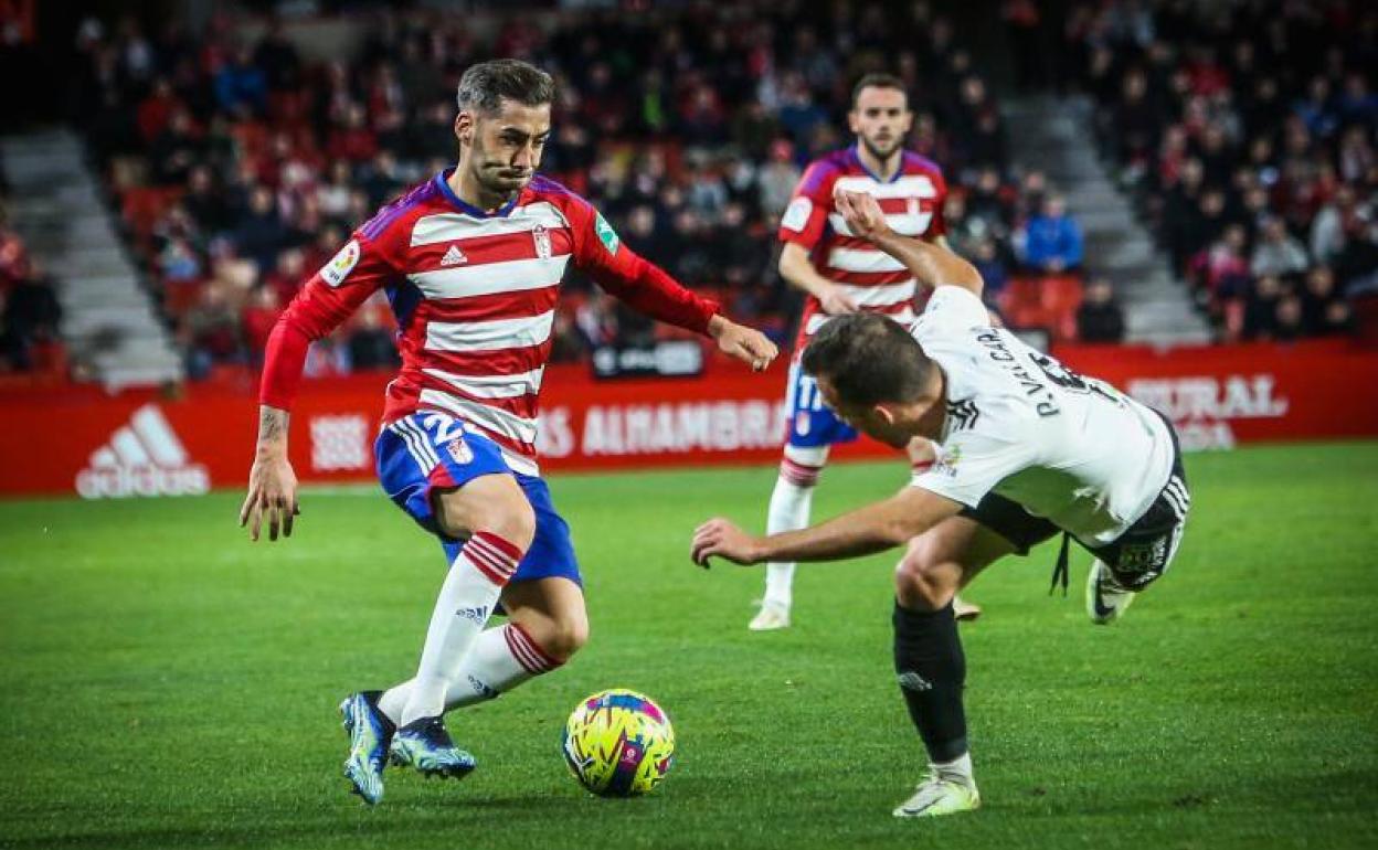Alberto Perea regatea a un jugador del Burgos. 
