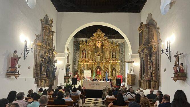 Plenario del congreso internacional 'Mujer y Trabajo', en el interior de la iglesia de Pampaneira.