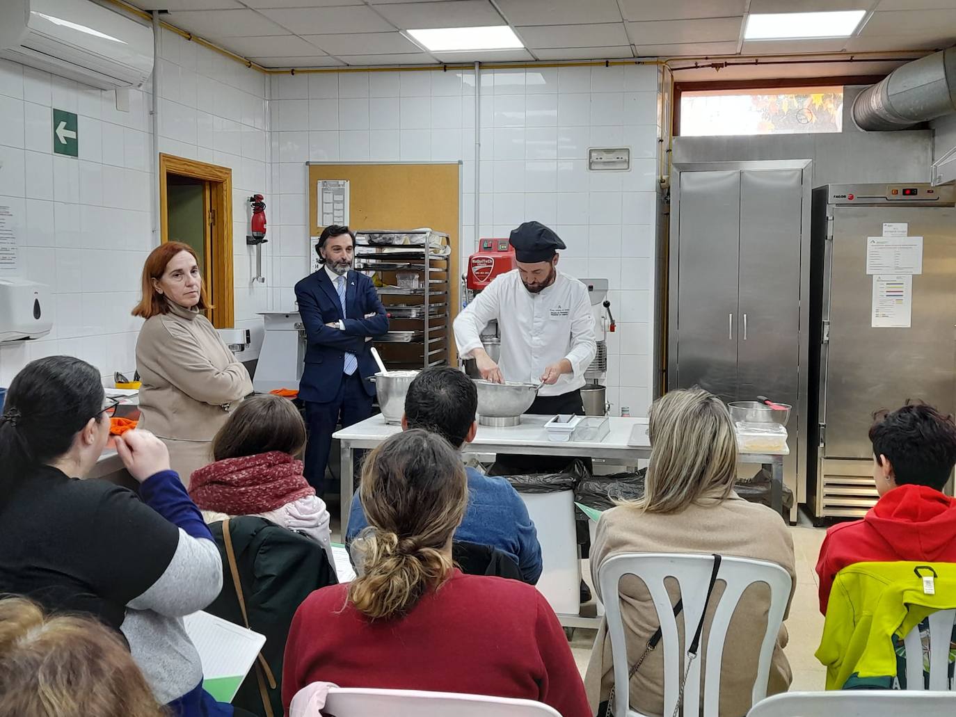 Instalaciones de la escuela con el delegado de Empleo al fondo este lunes. 