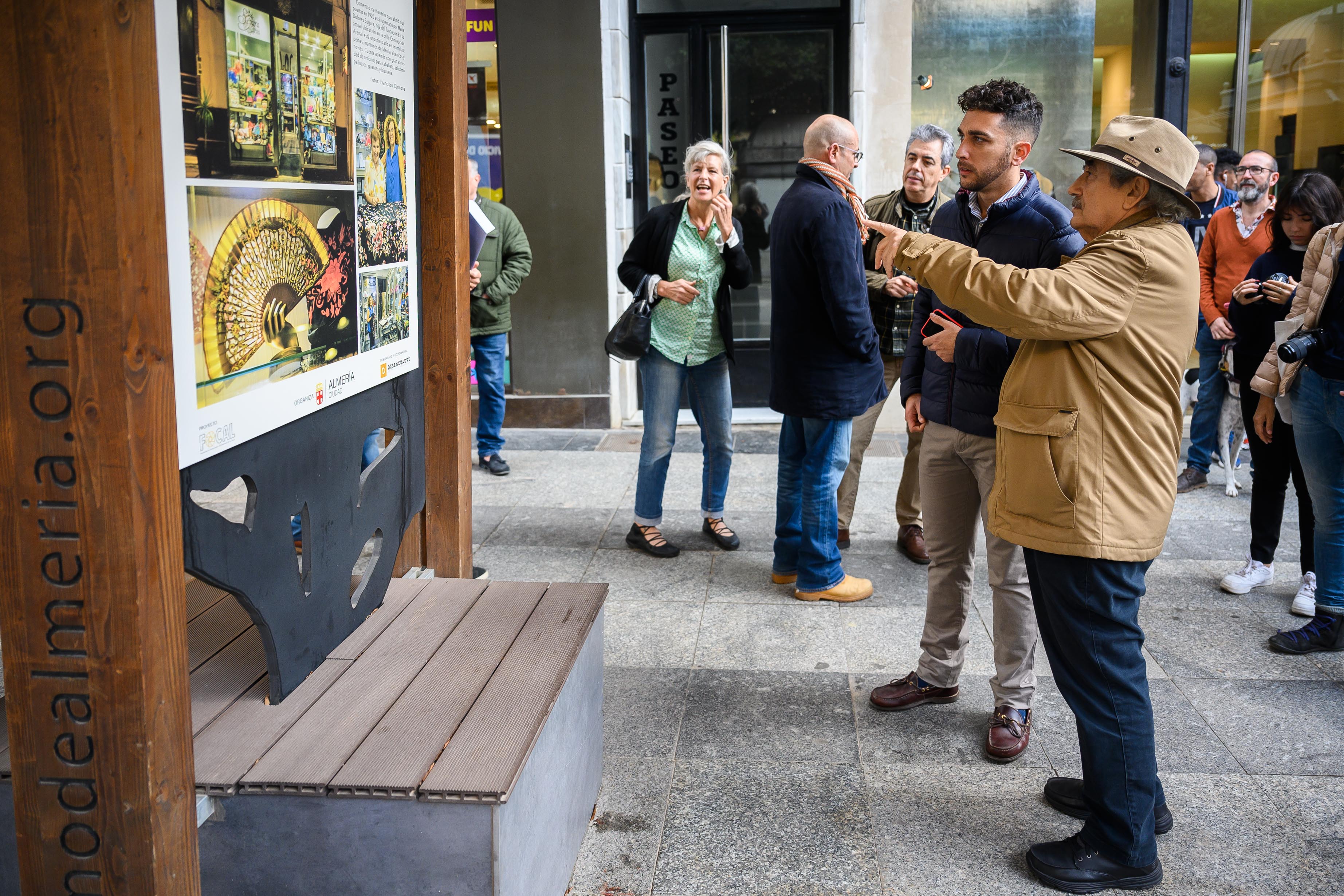 Carlos de Paz señala los detalles de la última muestra de Desencuadre en el Paseo de Almería. 