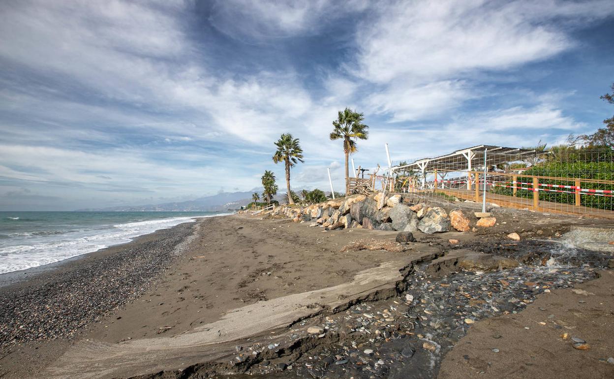 Así ha quedado Playa Granada tras el último temporal.