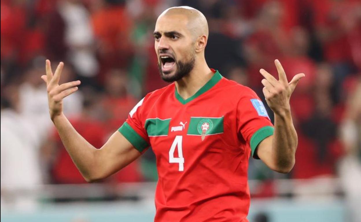 Sofyan Amrabat gesticula durante el partido de cuartos que midió a Marruecos con Portugal. 