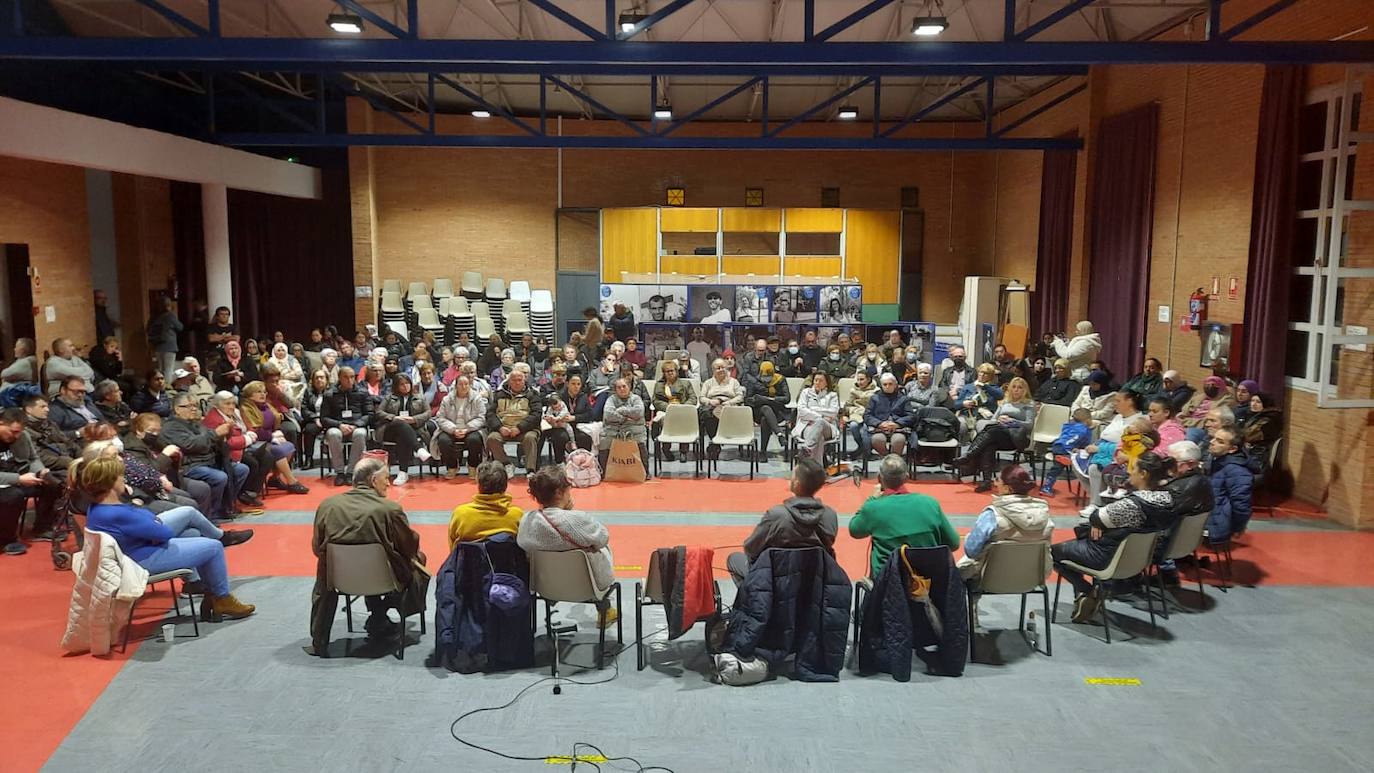 La asamblea de la plataforma de los cortes de luz celebrada este martes. 