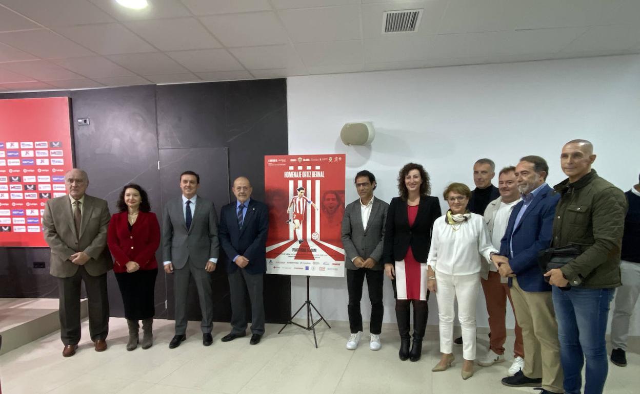Ortiz Bernal con algunos de los organizadores del partido homenaje. 