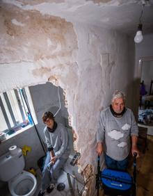 Imagen secundaria 2 - El matrimonio hace vida en su casa en ruinas.