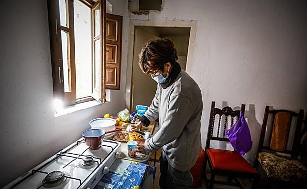 Imagen principal - El matrimonio hace vida en su casa en ruinas.