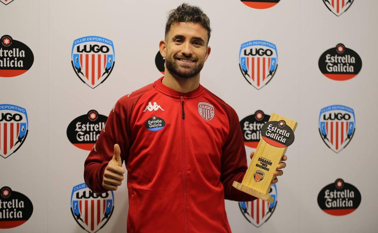 Sebas Moyano posa con el premio de la afición. 