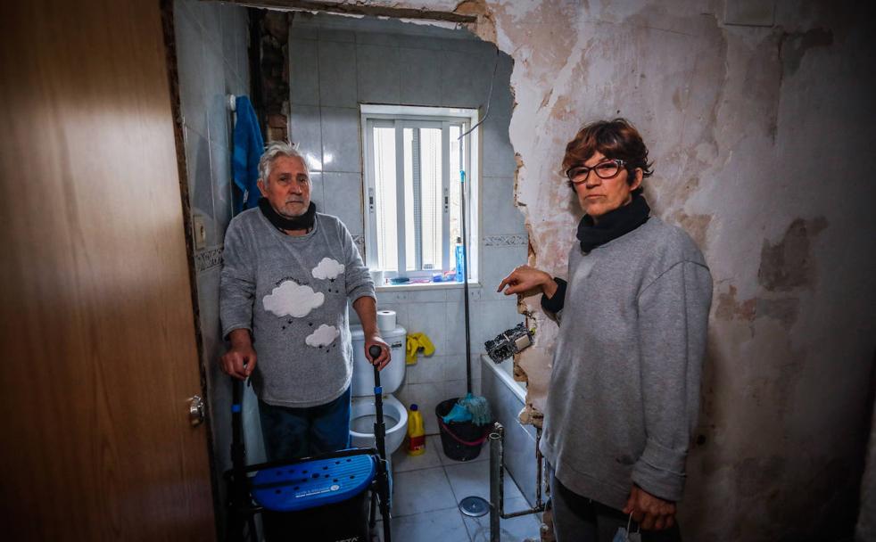 Juan Manuel y Mari Ángeles, desde el aseo de su casa 'desokupada' en Granada.