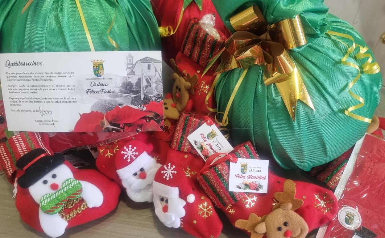 Otura regala a todos sus mayores dulces navideños y un guardacubiertos