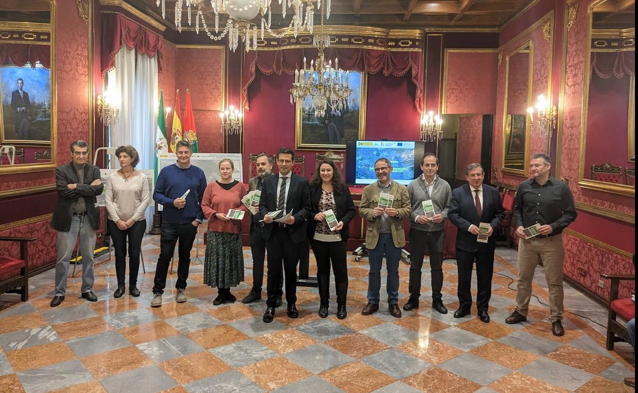 El alcalde de Granada, Paco Cuenca, ha anunciado las actuaciones en un acto que ha contado con la presencia de los ediles del PP y de Unidas Podemos, así como representantes de la Fundación Biodiversidad,. 