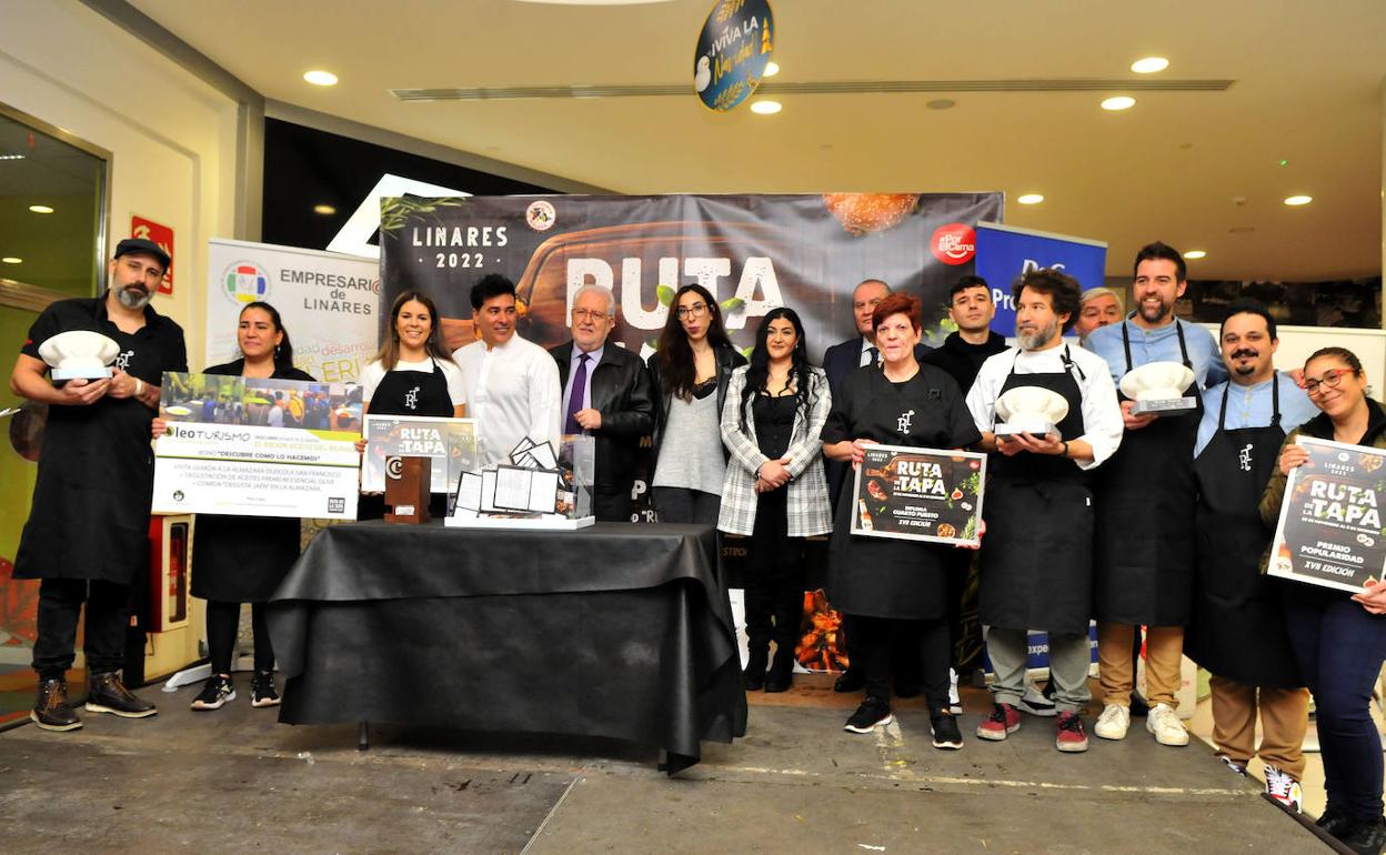 Foto de familia de los hosteleros galardonados, organizadores y miembros del jurado. 