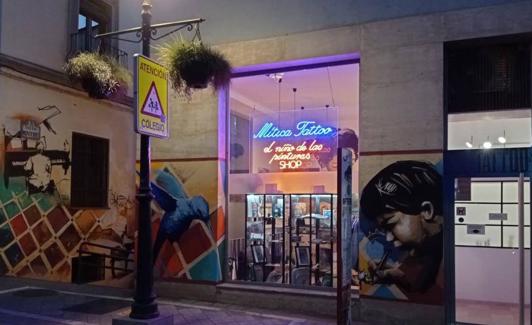 Mítica Tattoo, la tienda de El Niño de las Pinturas, en la calle Molinos.