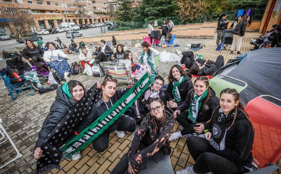 Seguidores de Dellafuente se agolpan en el acceso al Palacio de los Deportes. 