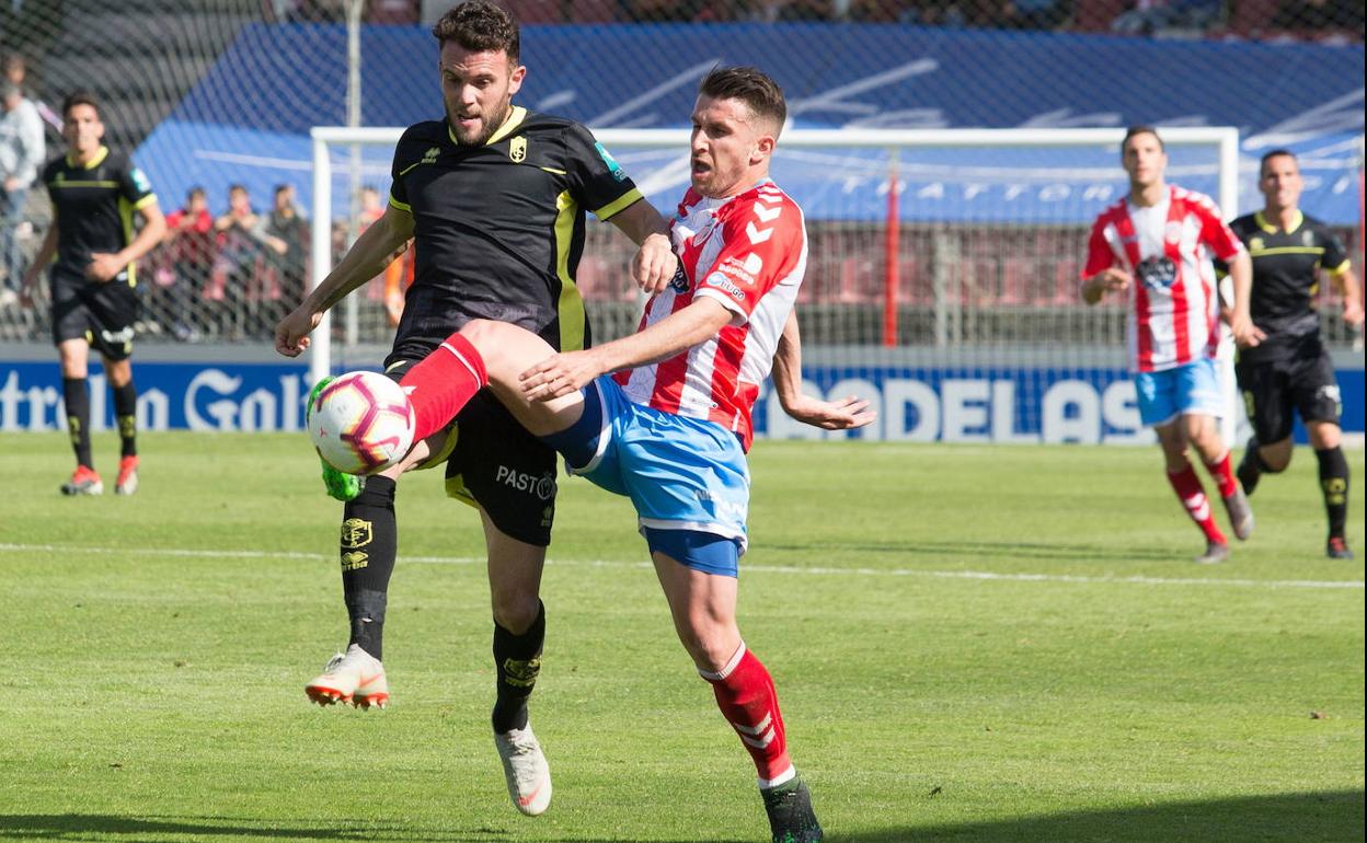 Quini disputa un balón en el Anxo Carro. 