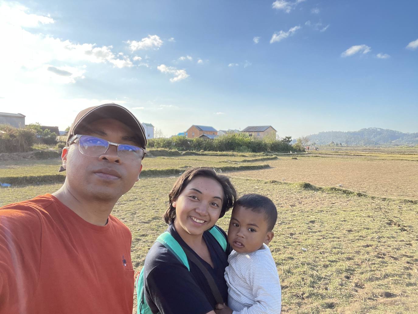 Imagen secundaria 1 - Ianja, con su familia y en el colegio de Didy. 