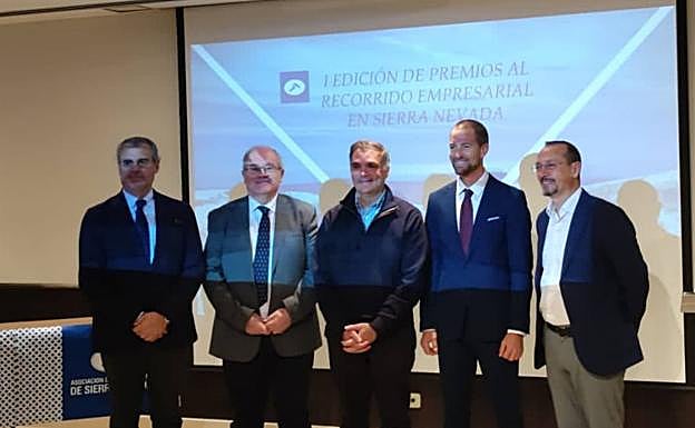 Autoridades y el director de Cetursa Sierra Nevada, en el centro.