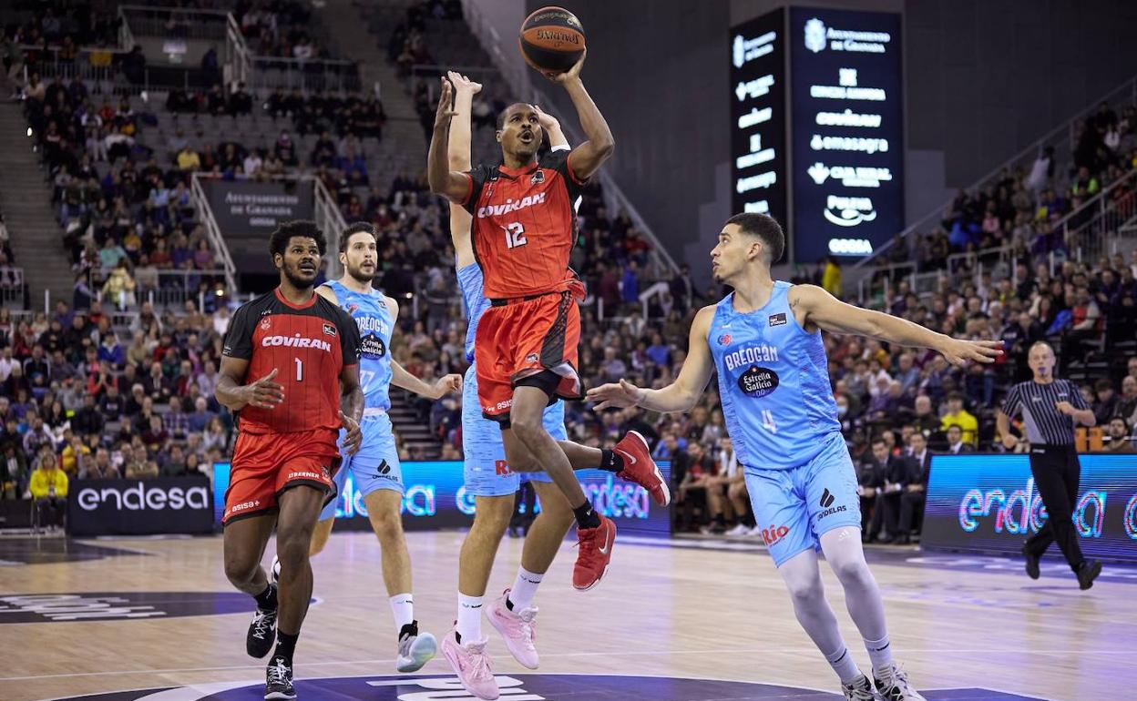 Alex Renfroe mira al aro en el partido contra el Obradoiro.