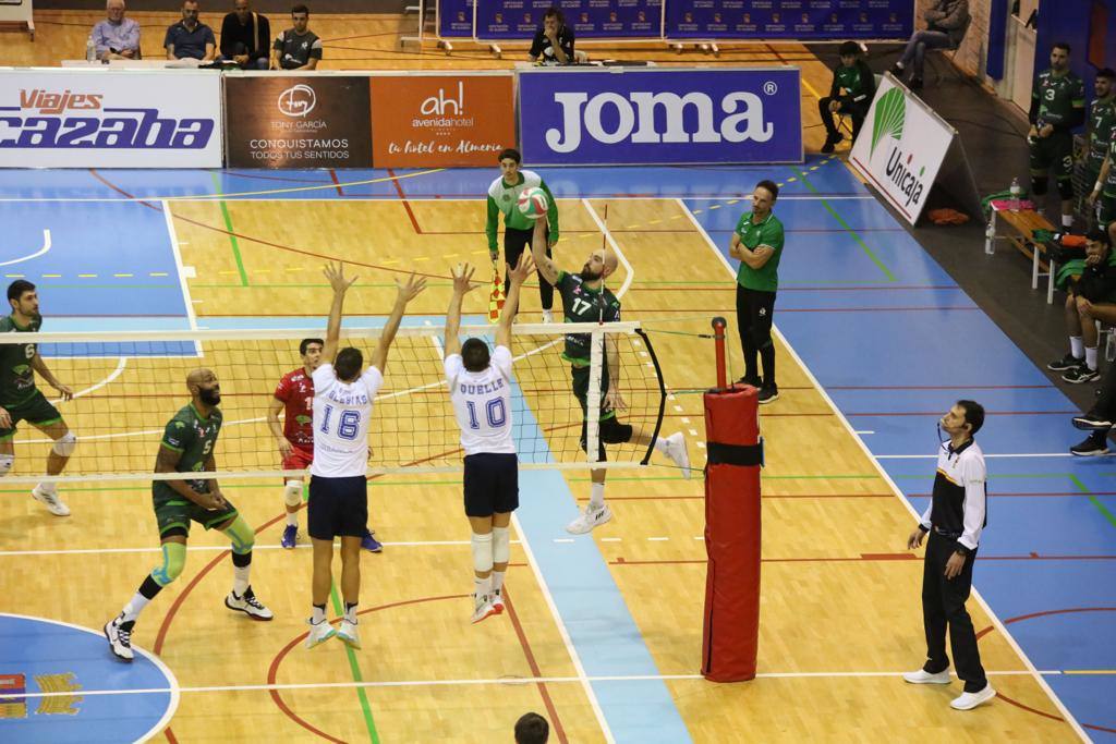 Chema Giménez supera el bloqueo que le platean Mario Iglesias y Juan Quelle. 