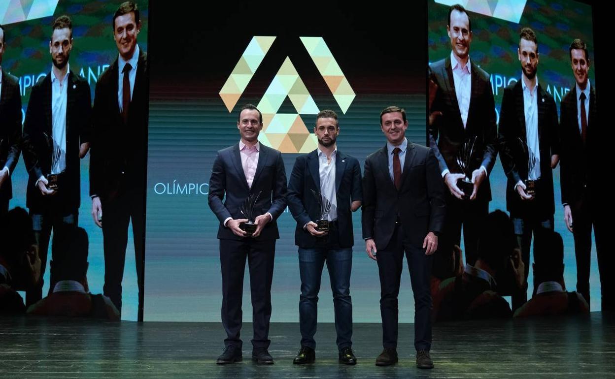 Pablo Jaramillo y Jairo Ruiz, reconocidos en los Premios Andalucía de los Deportes 2021, con Javier Aureliano García. . 