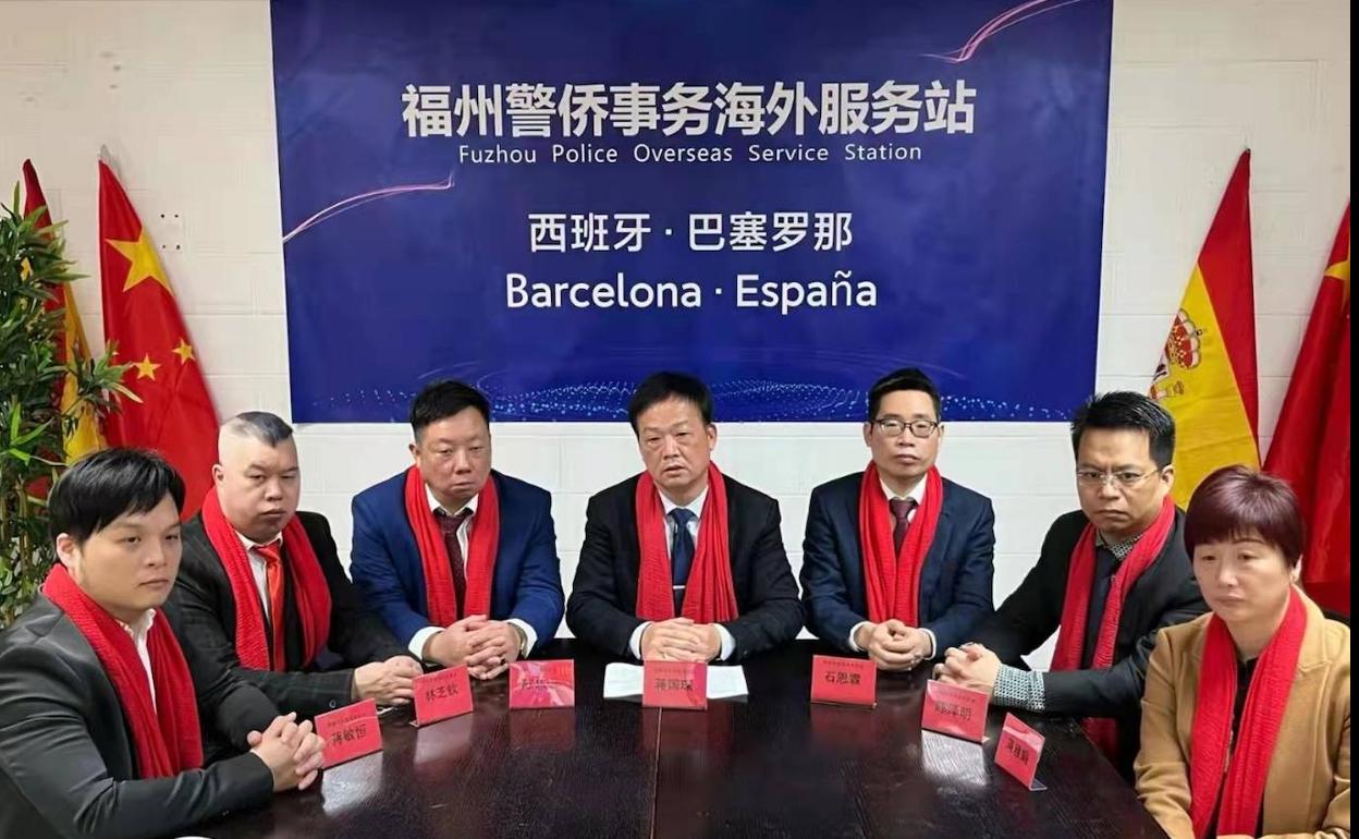 Miembros de una 'comisaría' china el dia de su inauguración en Barcelona. 