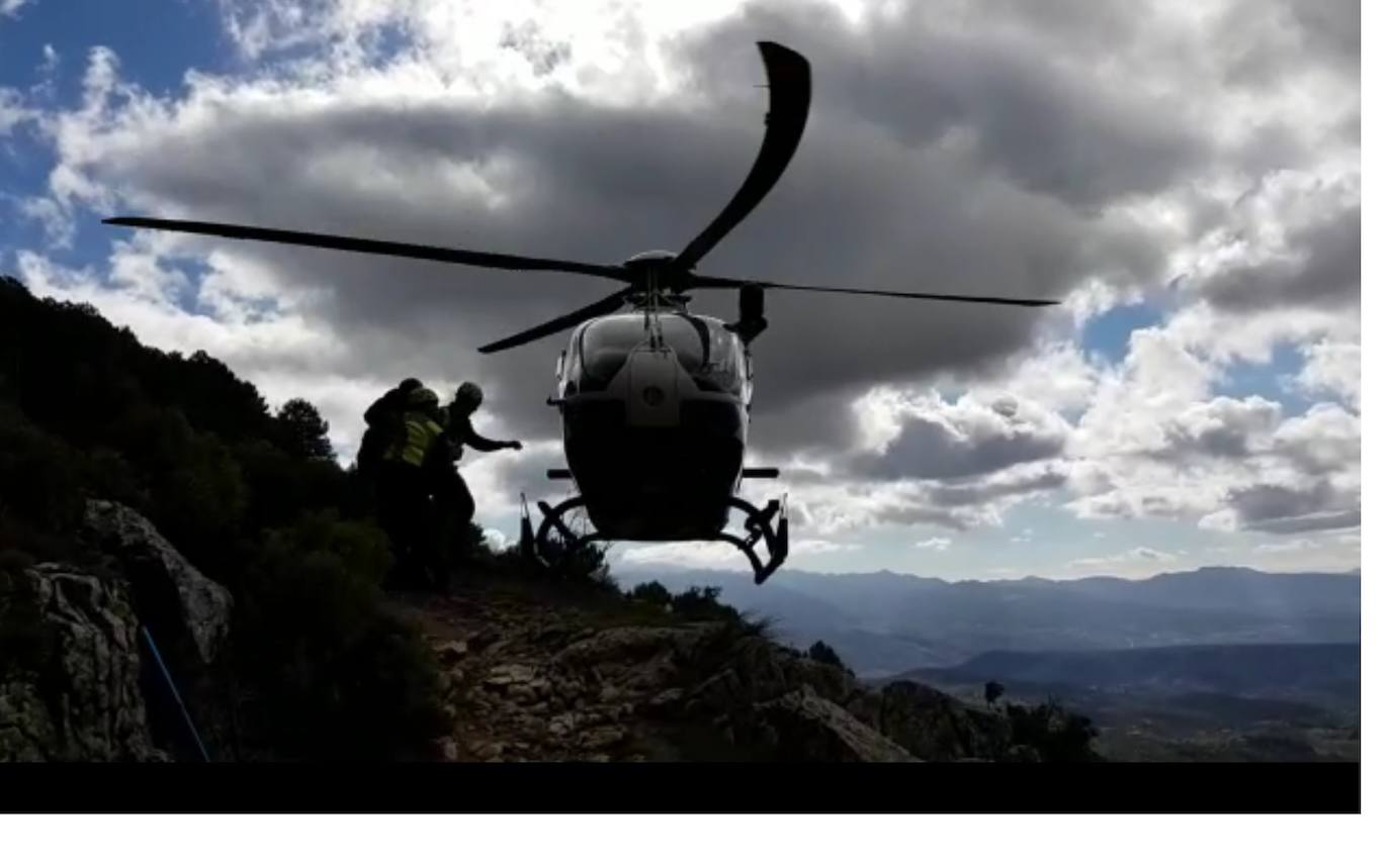 Momento en que la Guardia Civil sube al senderista al helicóptero de rescate.