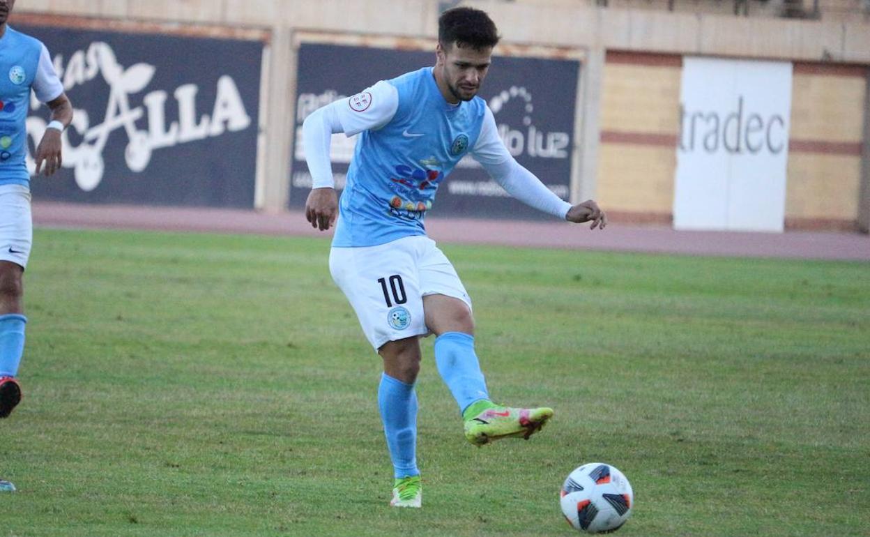 Álex Escardó, que volvía, intenta dar un pase. 