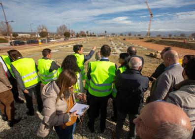 Imagen secundaria 1 - (1) La reina Letizia saluda al presidente croata, Zoran Milanović. (2) Visita de las autoridades a las obras.