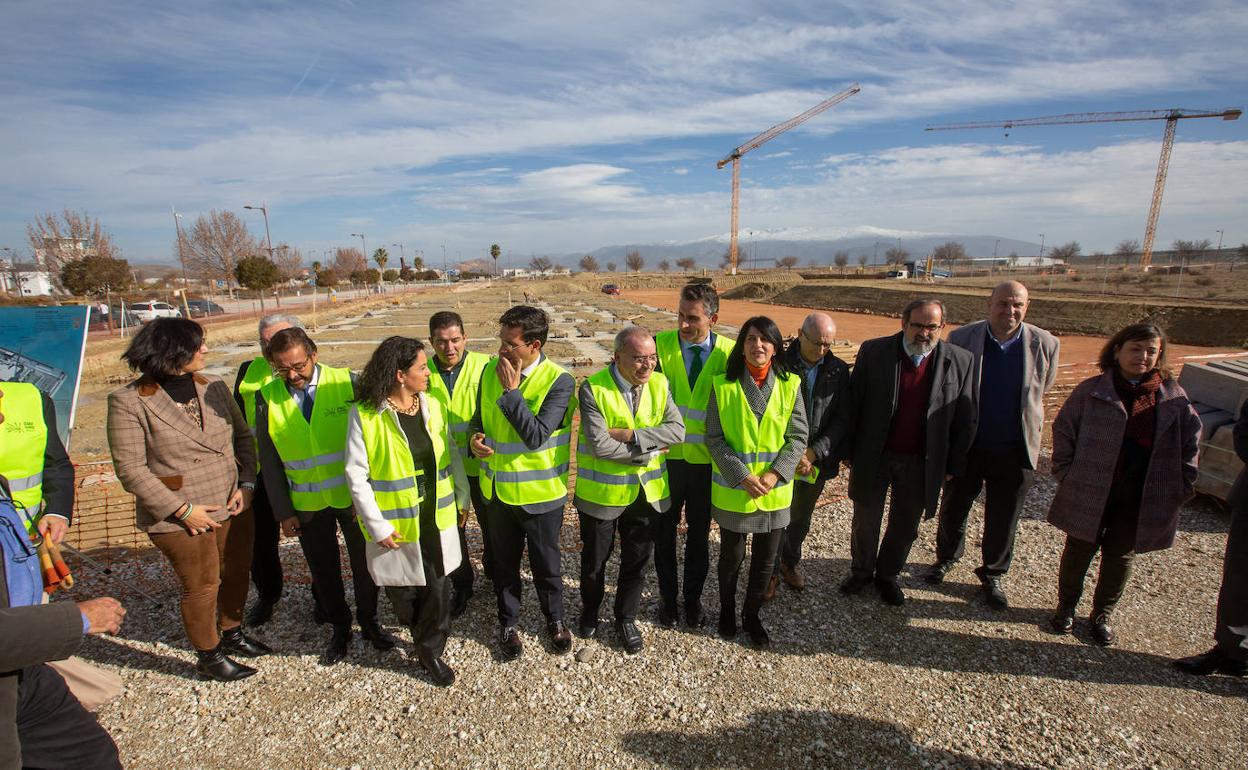 Representantes institucionales, durante la visita.