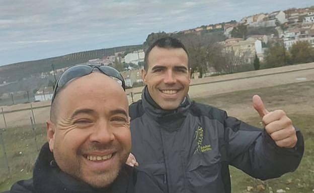 Imagen principal - En la primera imagen, Diego (derecha) junto a su amigo Francisco. En las otras dos, Diego y su eterna sonrisa.