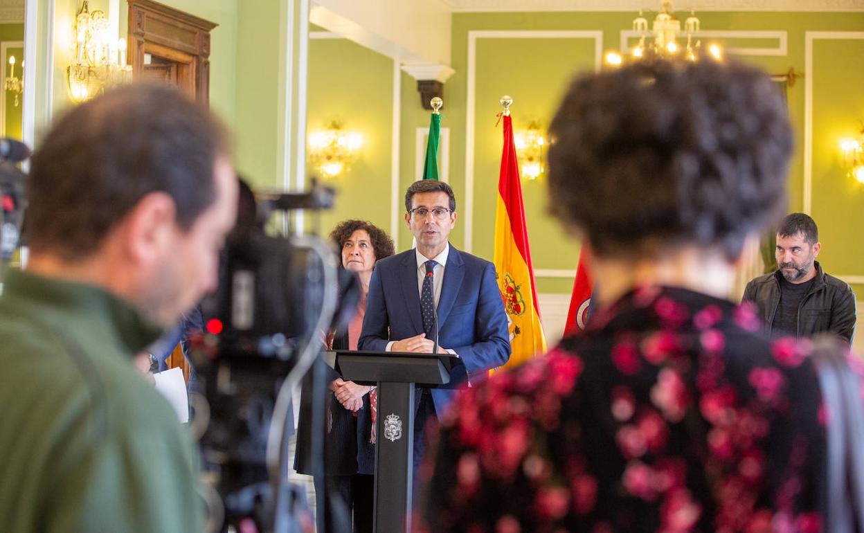 El alcalde, en su comparecencia ante los medios tras la reunión del Pacto de los Mártires.
