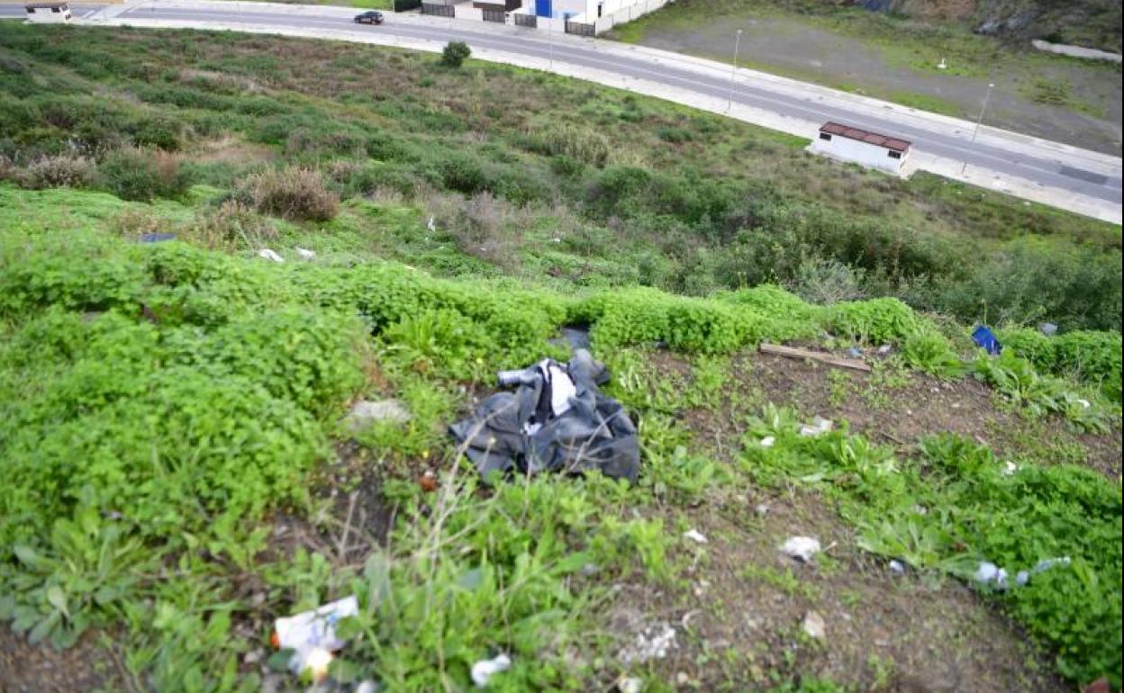 El terraplén donde hallaron el cuerpo del menor de ocho años, en la barriada Loma Colmenar.