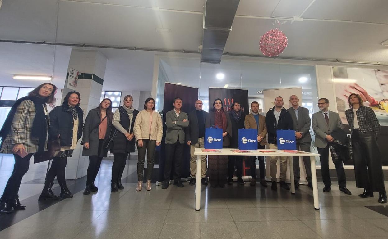 Presentación del proyecto solidario en el mercado de Peñamefécit de Jaén. 