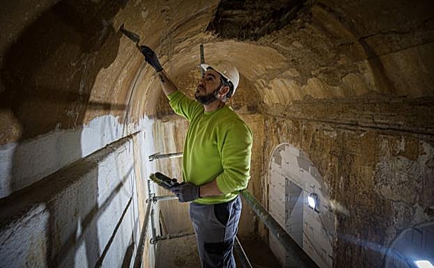 La obra en el aljibe de Carlos V, bajo uno de los jardines de la plaza del palacio. 