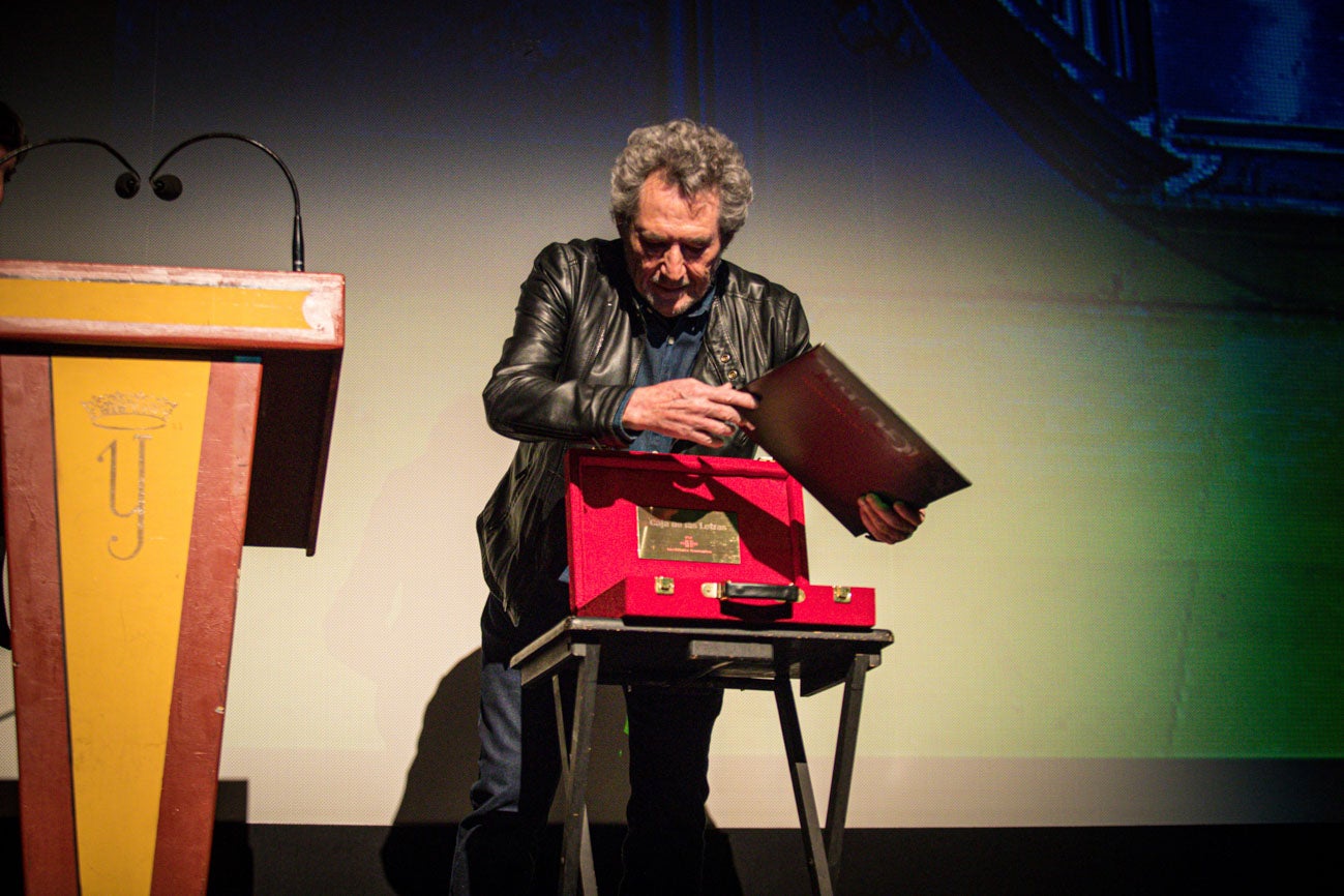 Momento del acto en el teatro Isabel la Católica.