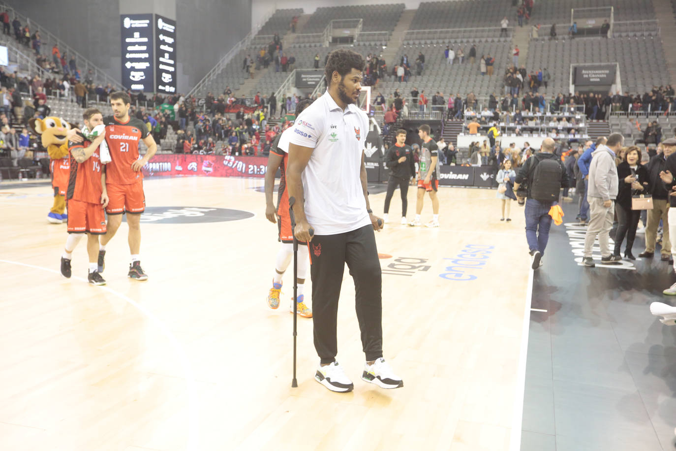 Cristiano Felicio sale del Palacio de los Deportes en muletas tras el partido ante Valencia Basket. 