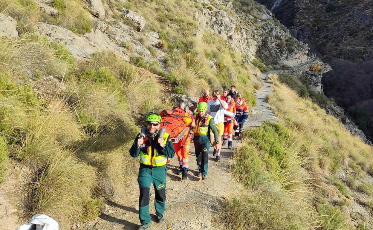 Guardias del Greim y del dispositivo del 061 en la evacuación del escalador accidentado.
