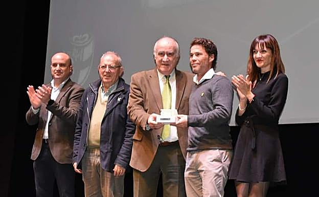 Rubi recibe, de manos de Martín Doblado, el galardón por su ascenso a Primera con la UD Almería. 