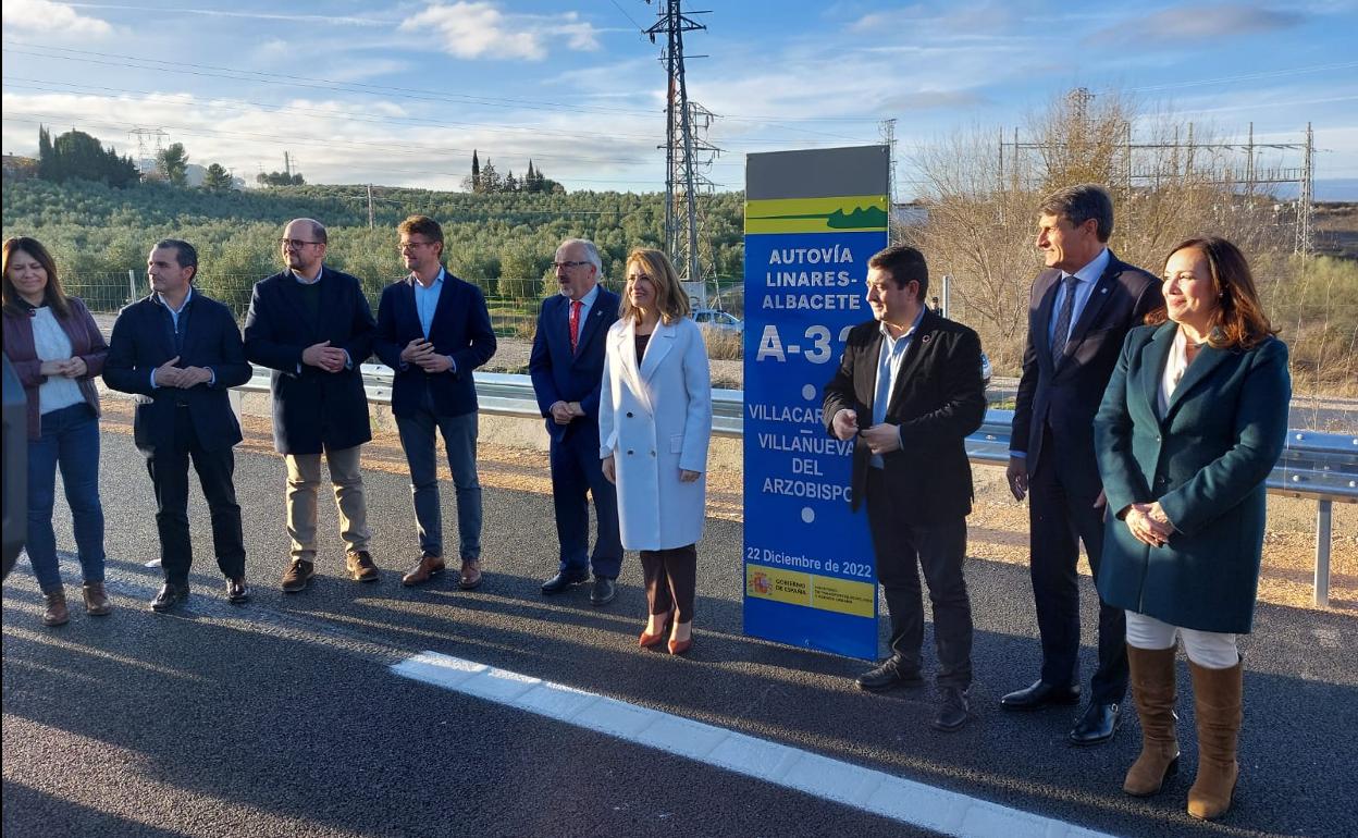 La ministra de Transportes, en el centro, en la inauguración del nuevo tramo de la A-32. 