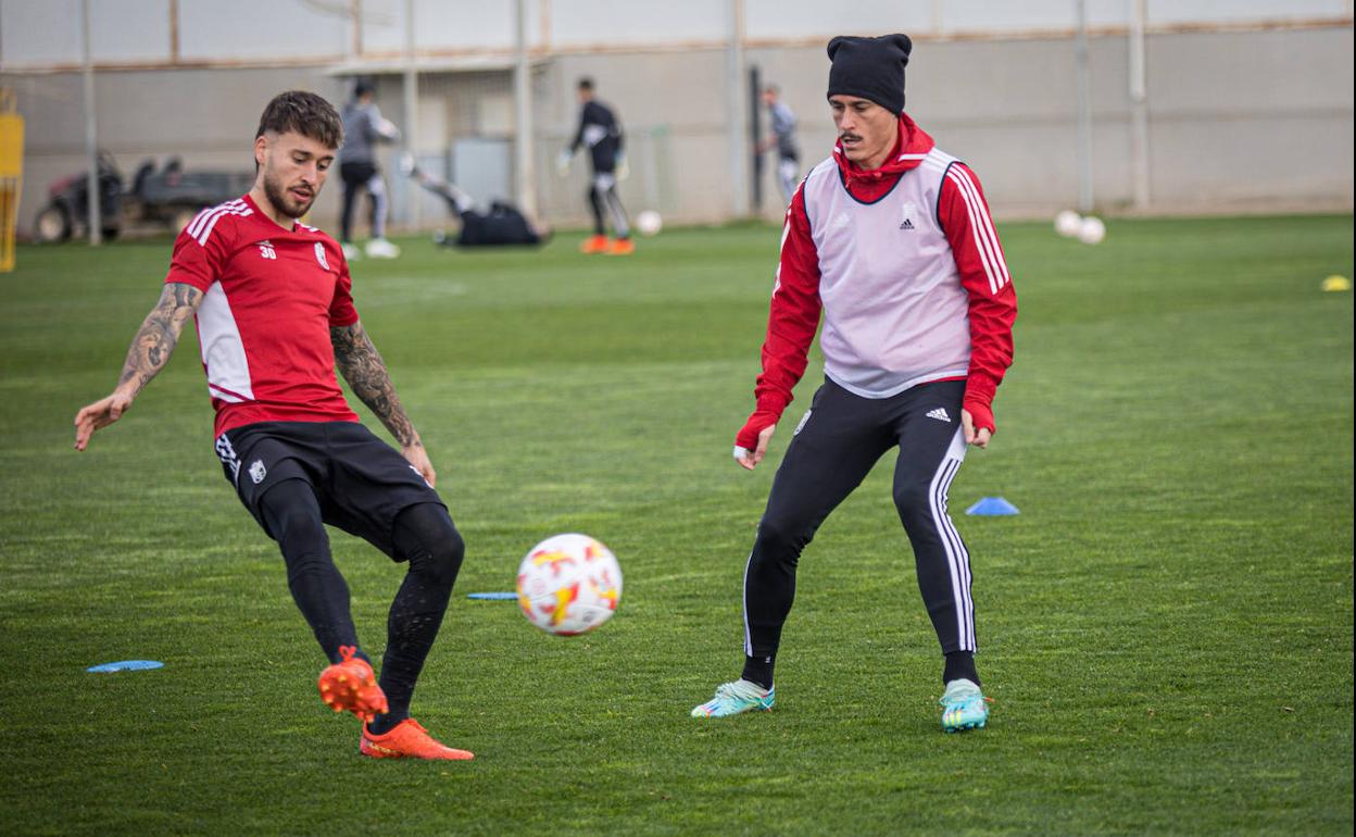 Ricard Sánchez juega un balón ante José Callejón en un entrenamiento esta semana. 