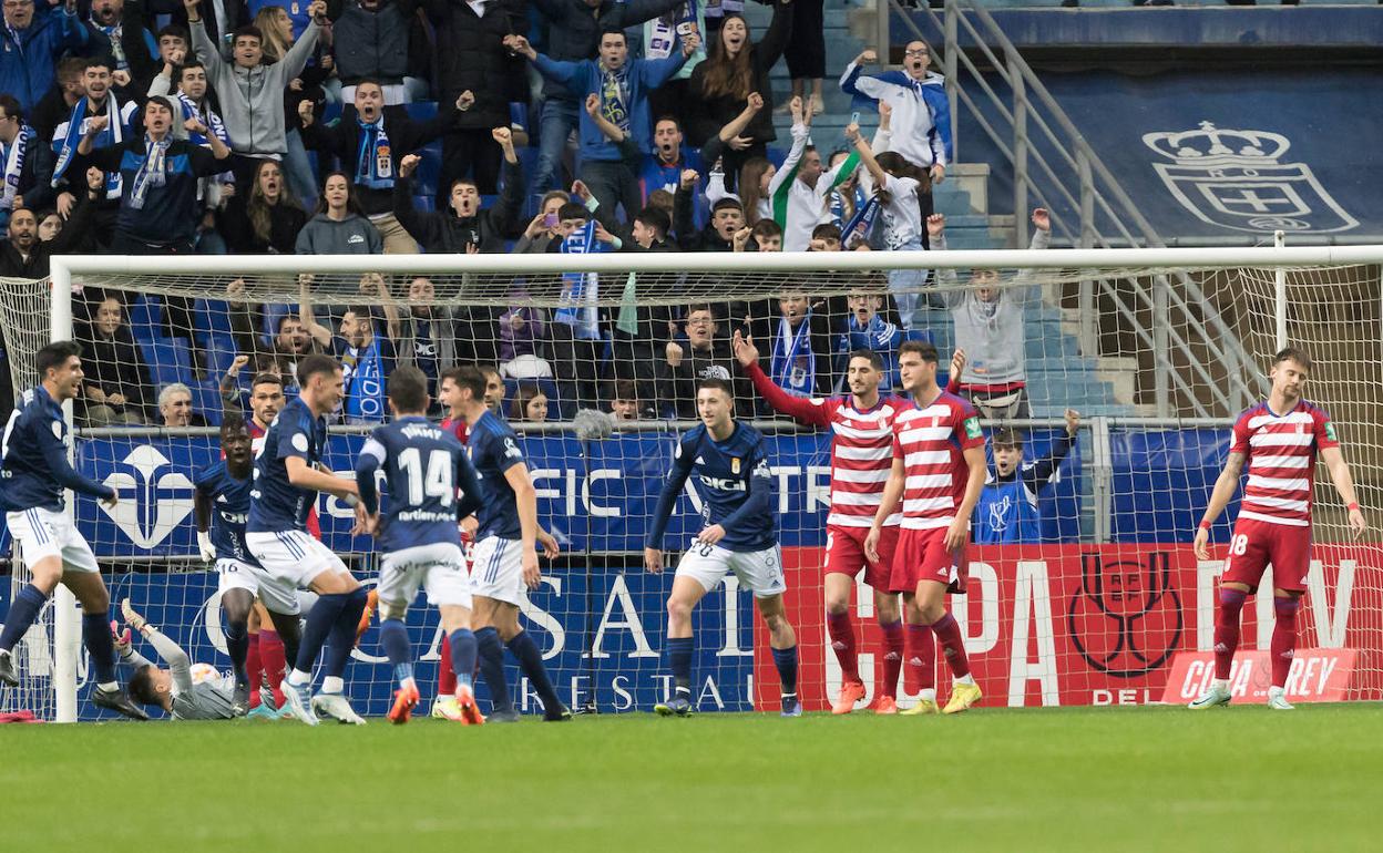 El Granada, desesperado tras el gol del Oviedo. 