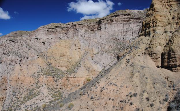 Imagen principal - Distintas imágenes del desierto de Gorafe, en Granada.