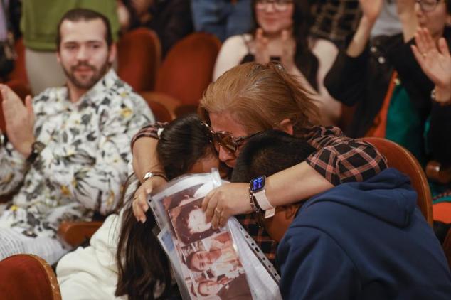 Una asistente al Teatro Real celebra haber ganado el primer premio de la Lotería